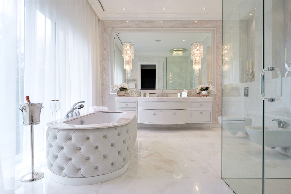 Пример оригинального дизайна: главная ванная комната в классическом стиле с белыми фасадами, полновстраиваемой ванной, душем без бортиков и плоскими фасадами
