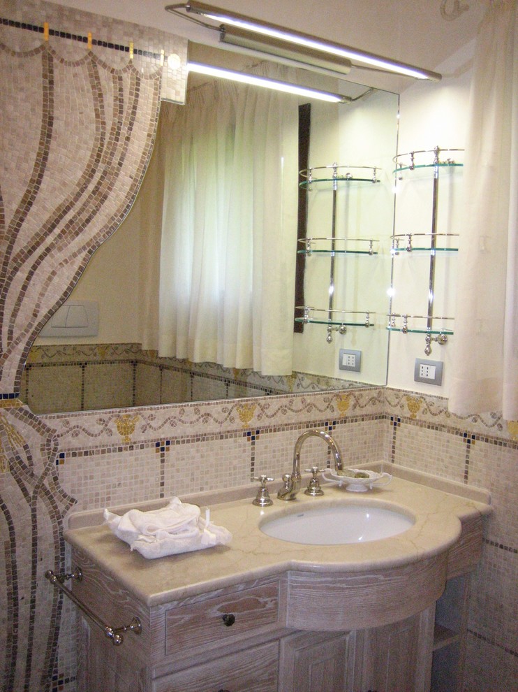 Immagine di una stanza da bagno mediterranea
