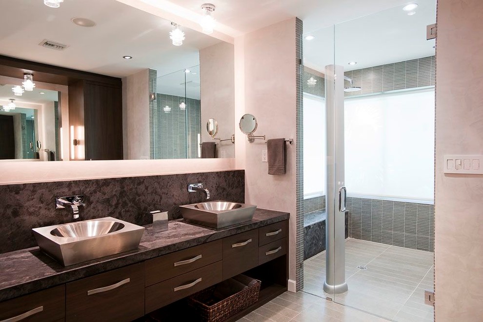 Immagine di una stanza da bagno design con lavabo a bacinella, ante lisce, ante in legno bruno, doccia a filo pavimento e pareti beige