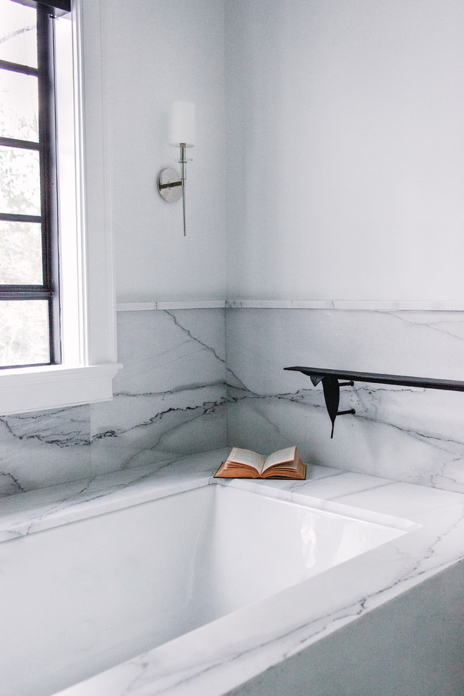 Стильный дизайн: огромная главная ванная комната в стиле неоклассика (современная классика) с фасадами с утопленной филенкой, темными деревянными фасадами, полновстраиваемой ванной, открытым душем, раздельным унитазом, белой плиткой, мраморной плиткой, белыми стенами, мраморным полом, врезной раковиной, мраморной столешницей, белым полом и открытым душем - последний тренд