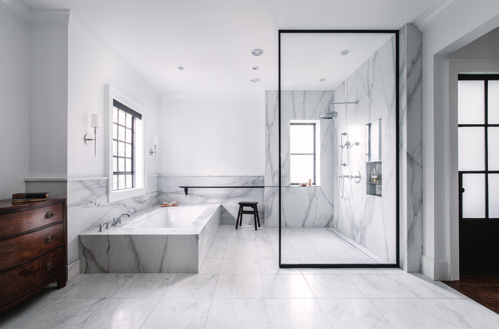 Пример оригинального дизайна: огромная главная ванная комната в стиле неоклассика (современная классика) с фасадами с утопленной филенкой, темными деревянными фасадами, полновстраиваемой ванной, открытым душем, раздельным унитазом, белой плиткой, мраморной плиткой, белыми стенами, мраморным полом, врезной раковиной, мраморной столешницей, белым полом и открытым душем