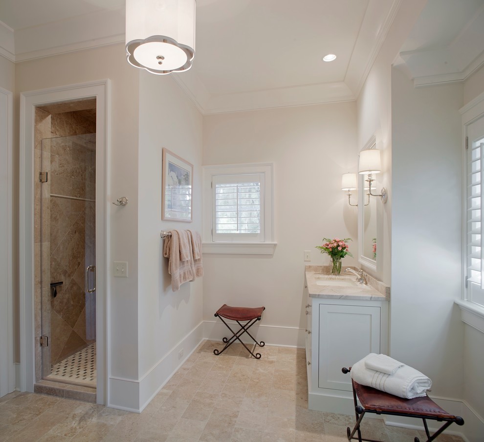 На фото: большая главная ванная комната в классическом стиле с фасадами островного типа, белыми фасадами, мраморной столешницей, душем в нише, бежевой плиткой, керамической плиткой и полом из керамической плитки