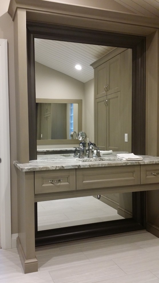 Idéer för ett stort modernt en-suite badrum, med skåp i shakerstil, grå skåp, grå kakel, granitbänkskiva, en kantlös dusch, keramikplattor, grå väggar, klinkergolv i keramik, ett undermonterad handfat, grått golv och med dusch som är öppen