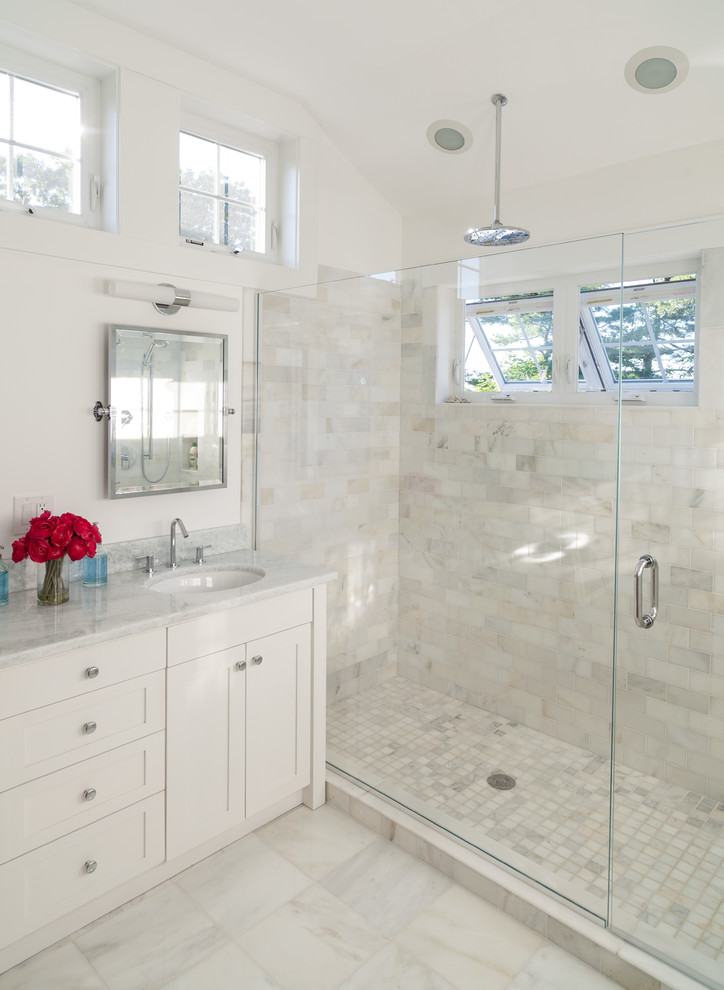Inspiration för stora klassiska en-suite badrum, med vita skåp, en dusch i en alkov, grå kakel, marmorkakel, vita väggar, marmorgolv, ett undermonterad handfat, marmorbänkskiva, grått golv och dusch med gångjärnsdörr