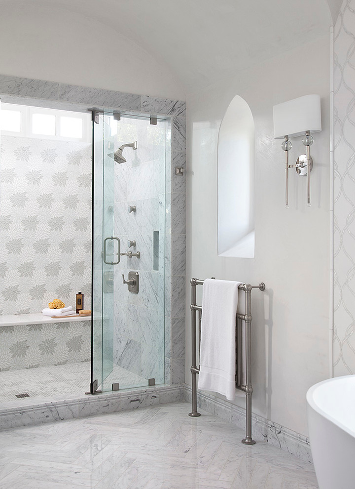 Idee per una stanza da bagno padronale mediterranea con doccia alcova, piastrelle grigie, piastrelle bianche, pareti bianche e porta doccia a battente