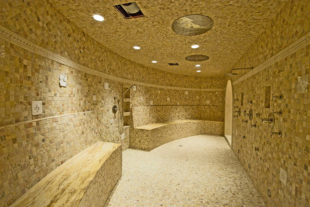 Immagine di un'ampia stanza da bagno classica con piastrelle marroni e pareti beige