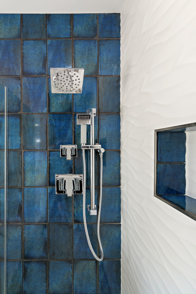 Идея дизайна: маленькая ванная комната в стиле модернизм с плоскими фасадами, светлыми деревянными фасадами, душем в нише, унитазом-моноблоком, синей плиткой, белой плиткой, керамогранитной плиткой, белыми стенами, полом из галечной плитки, душевой кабиной, врезной раковиной, серым полом, открытым душем и белой столешницей для на участке и в саду