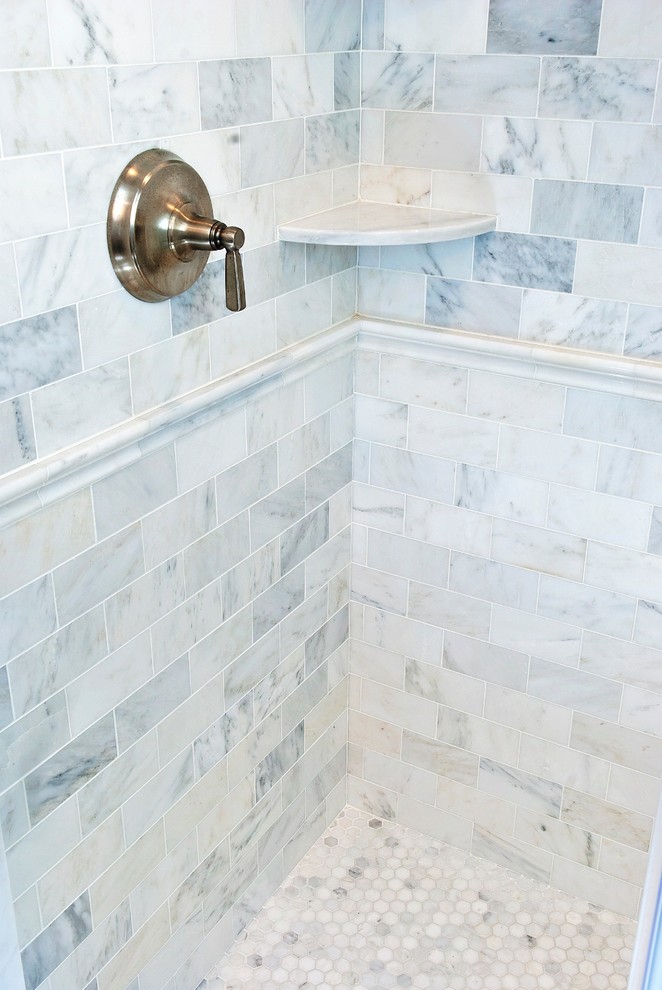 Idee per una stanza da bagno chic con doccia alcova, piastrelle bianche, pareti bianche e pavimento con piastrelle a mosaico