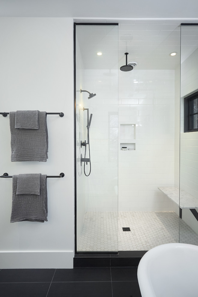 На фото: большая ванная комната в современном стиле с угловым душем и душевой кабиной