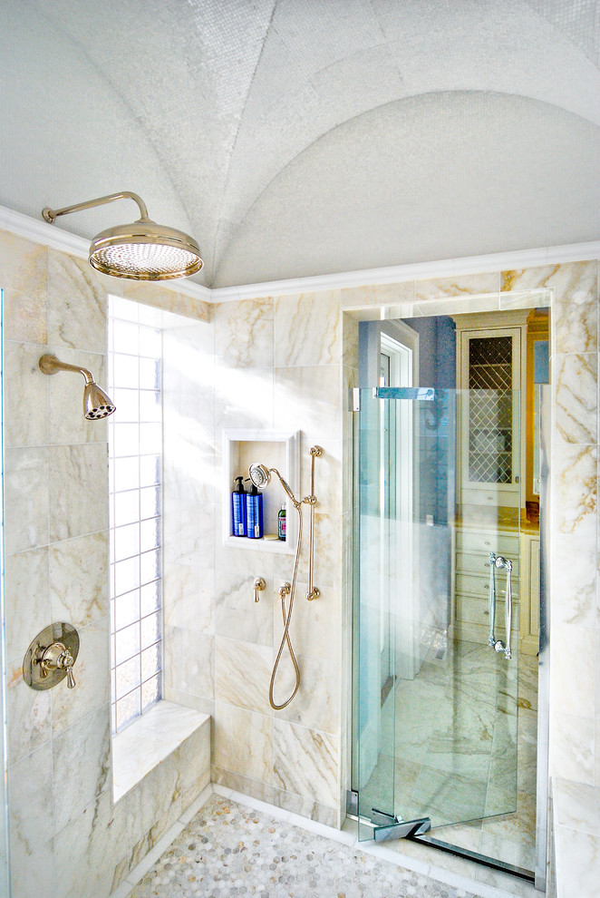 Foto di una grande stanza da bagno tradizionale con doccia doppia, piastrelle beige, piastrelle a specchio, pareti beige, pavimento con piastrelle di ciottoli, pavimento grigio e porta doccia a battente