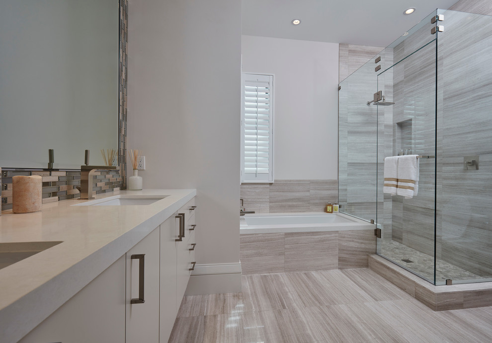 Idéer för stora funkis en-suite badrum, med släta luckor, vita skåp, ett undermonterat badkar, en öppen dusch, grå väggar, klinkergolv i porslin, ett fristående handfat, bänkskiva i akrylsten, flerfärgat golv och med dusch som är öppen