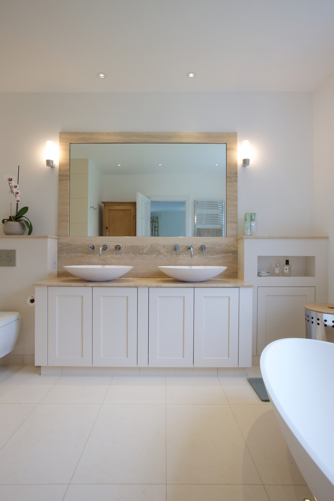 Ejemplo de cuarto de baño actual con baldosas y/o azulejos de piedra y suelo de piedra caliza