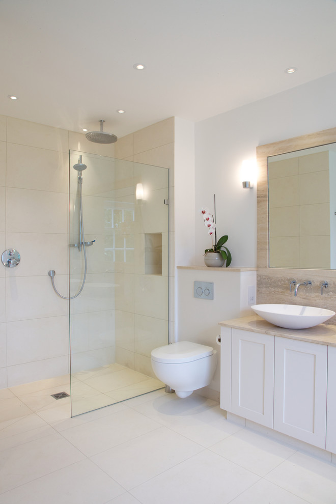 Modernes Badezimmer mit Steinplatten und Kalkstein in Wiltshire