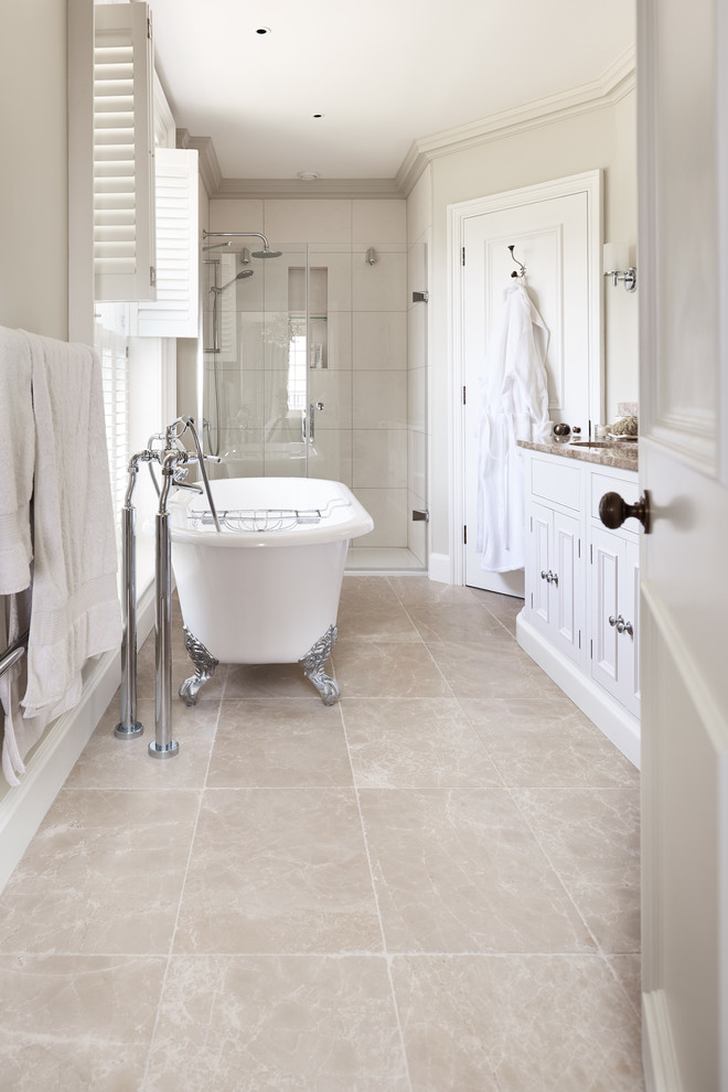 На фото: ванная комната в классическом стиле с бежевой плиткой, каменной плиткой и полом из травертина с