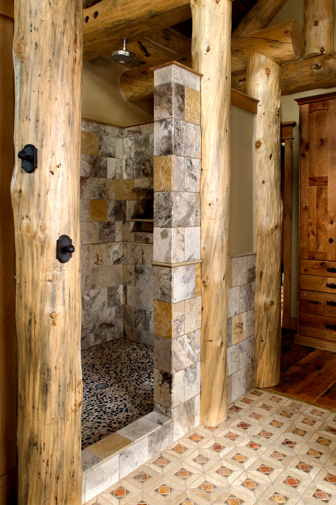 Источник вдохновения для домашнего уюта: ванная комната в стиле рустика с плоскими фасадами, фасадами цвета дерева среднего тона, столешницей из гранита, накладной ванной, открытым душем, разноцветной плиткой и каменной плиткой