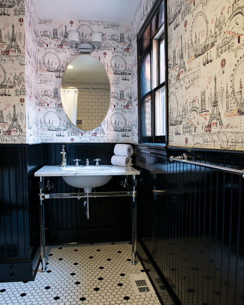 На фото: ванная комната в классическом стиле с врезной раковиной с