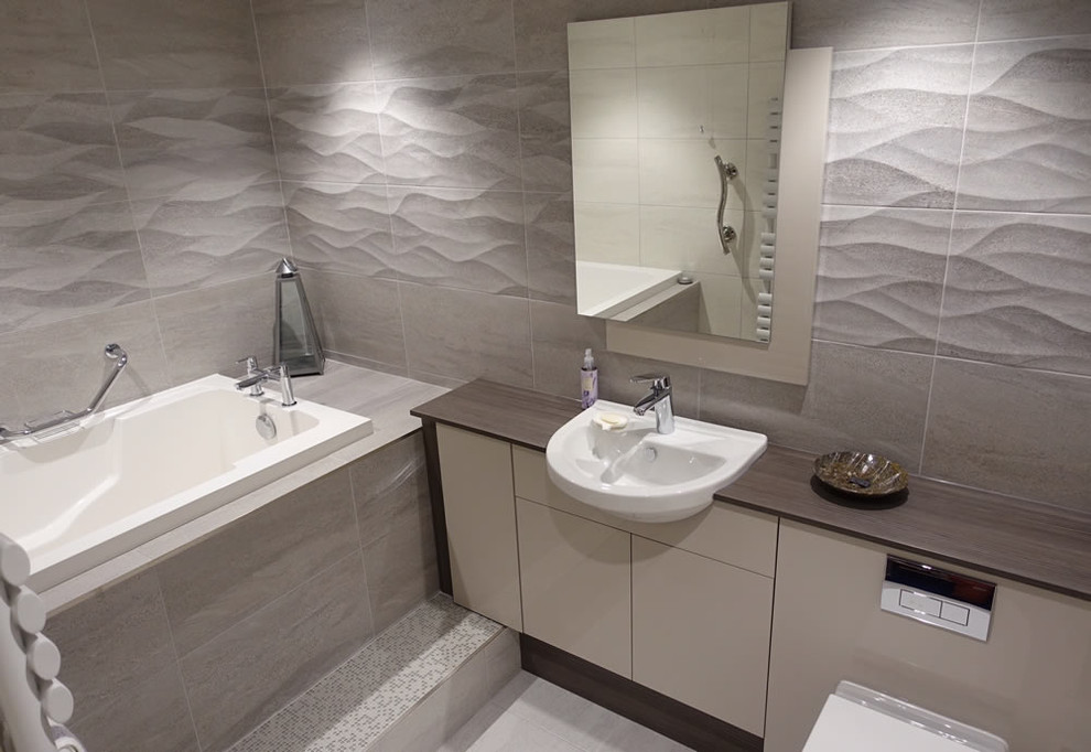 Inspiration för små moderna en-suite badrum, med släta luckor, grå skåp, ett japanskt badkar, grå kakel, keramikplattor, flerfärgade väggar, klinkergolv i keramik och kaklad bänkskiva