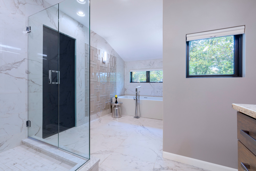 Foto på ett mellanstort funkis en-suite badrum, med släta luckor, skåp i mörkt trä, ett badkar i en alkov, en dusch i en alkov, vit kakel, stenhäll, grå väggar, klinkergolv i keramik, granitbänkskiva, vitt golv och dusch med gångjärnsdörr