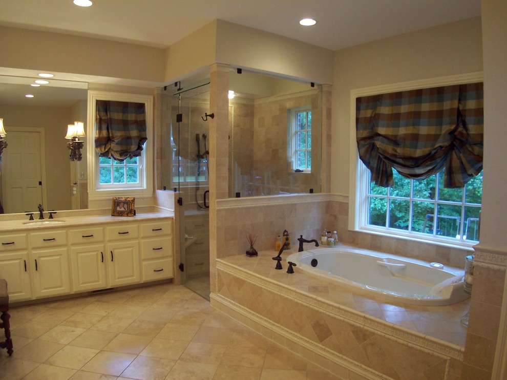 Idée de décoration pour une salle de bain tradition avec un lavabo encastré, une baignoire posée, une douche d'angle, un carrelage beige, un carrelage de pierre, un mur beige et un sol en travertin.