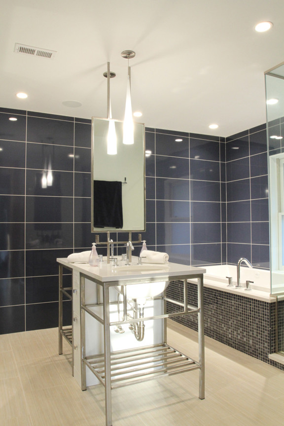Idéer för att renovera ett mellanstort funkis en-suite badrum, med öppna hyllor, grå skåp, ett platsbyggt badkar, en dusch i en alkov, blå kakel, keramikplattor, blå väggar, klinkergolv i porslin, ett undermonterad handfat, bänkskiva i akrylsten, beiget golv och dusch med gångjärnsdörr