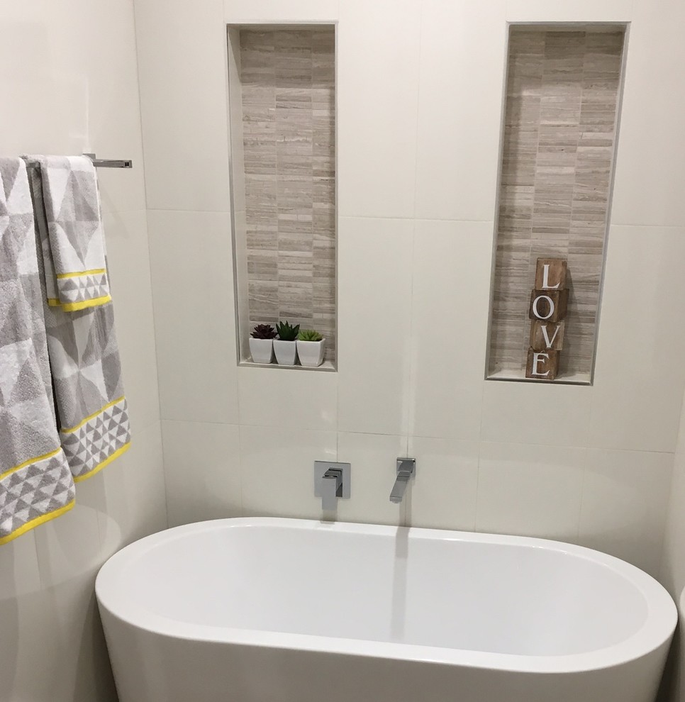 На фото: маленькая ванная комната в современном стиле с отдельно стоящей ванной, открытым душем, коричневой плиткой, керамогранитной плиткой, белыми стенами, полом из керамогранита и душевой кабиной для на участке и в саду с
