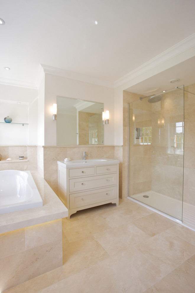 Modelo de cuarto de baño minimalista con baldosas y/o azulejos beige y baldosas y/o azulejos de piedra
