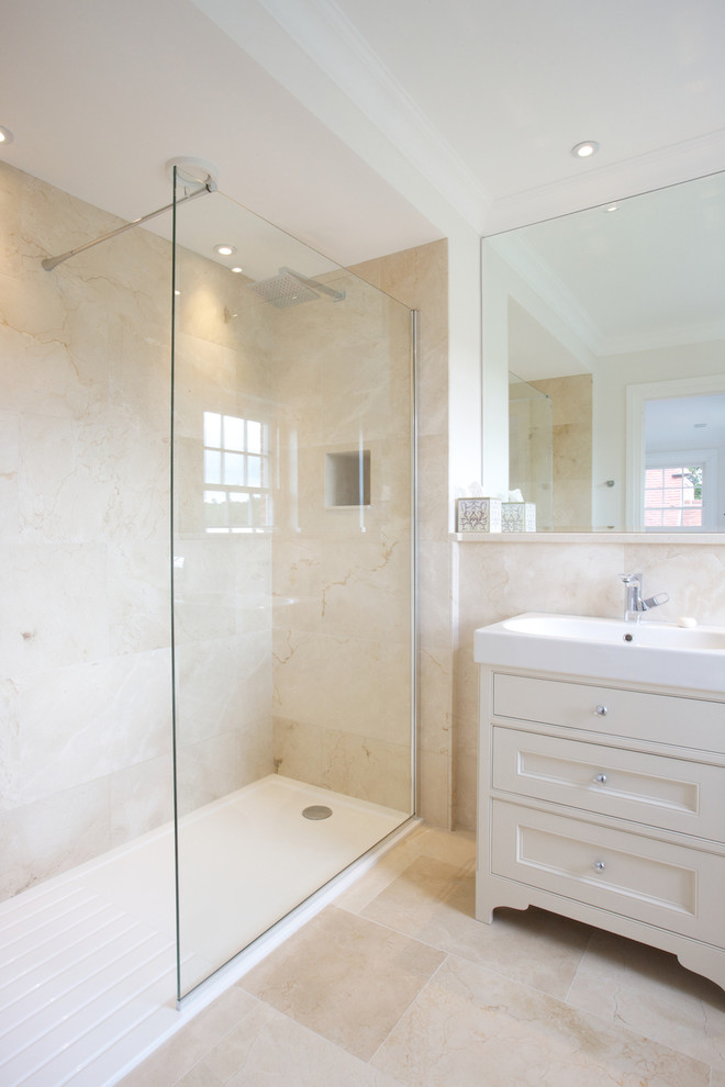 Immagine di una stanza da bagno moderna con piastrelle beige, piastrelle in pietra, pareti beige e pavimento in marmo