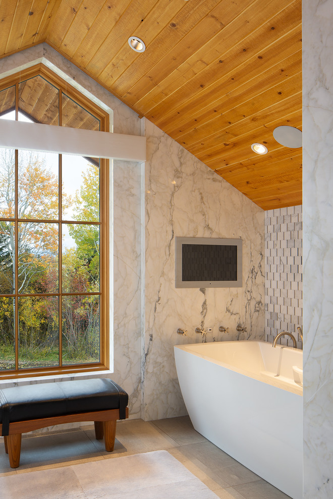 Ejemplo de cuarto de baño principal rural extra grande con bañera exenta y baldosas y/o azulejos de mármol