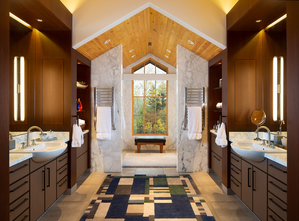 Стильный дизайн: огромная главная ванная комната в стиле рустика с плиткой из листового камня, плоскими фасадами, полом из известняка, мраморной столешницей, коричневыми фасадами, белой плиткой и окном - последний тренд