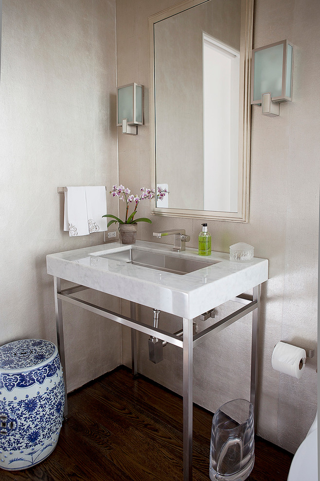 Свежая идея для дизайна: ванная комната в современном стиле с консольной раковиной, бежевыми стенами и темным паркетным полом - отличное фото интерьера