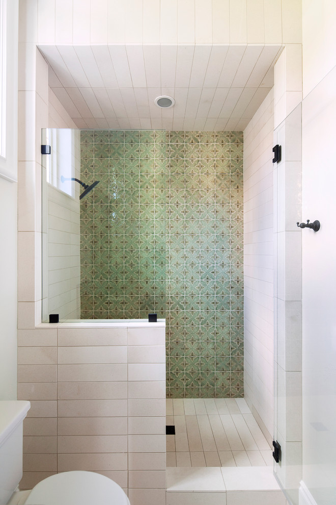 Cette image montre une salle de bain bohème avec une douche ouverte, un carrelage multicolore, un carrelage de pierre, un mur beige et un sol en calcaire.