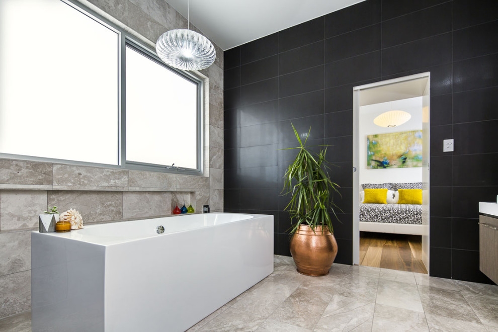Großes Modernes Duschbad mit verzierten Schränken, weißen Schränken, freistehender Badewanne, Toilette mit Aufsatzspülkasten, Steinfliesen, brauner Wandfarbe und Travertin in Adelaide