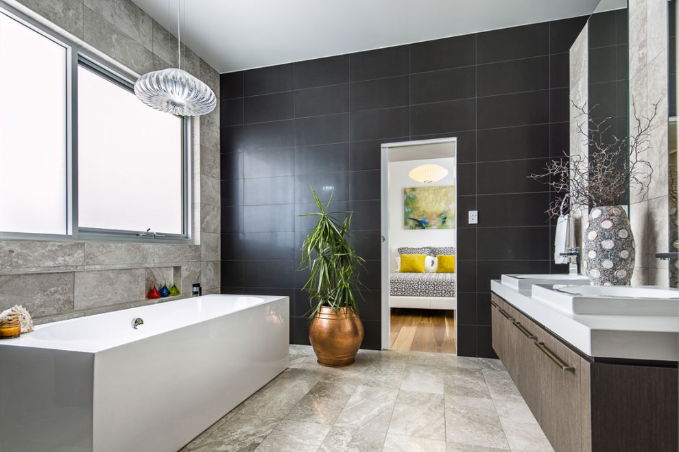 Idéer för ett stort modernt grön badrum med dusch, med vita skåp, ett fristående badkar, en toalettstol med hel cisternkåpa, bruna väggar, travertin golv, svart kakel, travertinkakel, bänkskiva i kvartsit, brunt golv och släta luckor