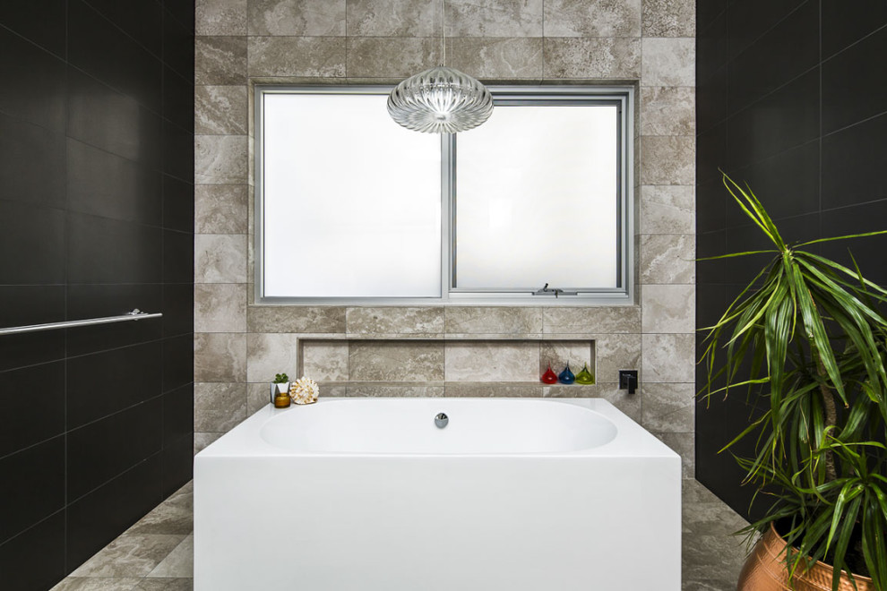 Inspiration för ett stort funkis grön grönt badrum med dusch, med möbel-liknande, vita skåp, ett fristående badkar, en toalettstol med hel cisternkåpa, stenkakel, bruna väggar, travertin golv, svart kakel, bänkskiva i kvartsit och brunt golv