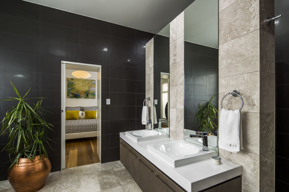 Idéer för stora funkis grönt badrum med dusch, med möbel-liknande, vita skåp, ett fristående badkar, en toalettstol med hel cisternkåpa, stenkakel, bruna väggar, travertin golv, svart kakel, bänkskiva i kvartsit, brunt golv och ett väggmonterat handfat