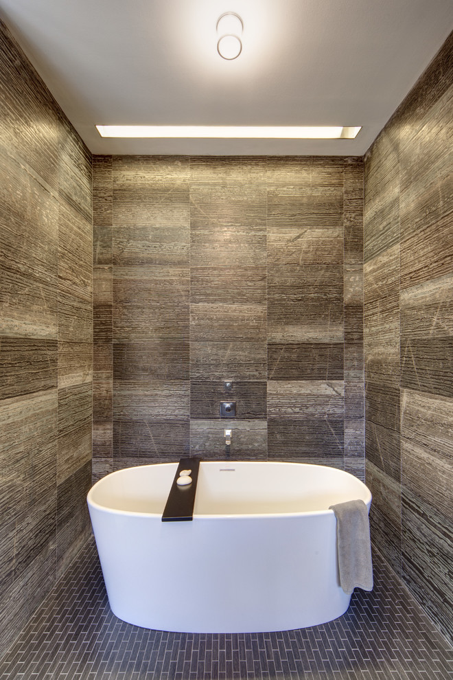 Foto de cuarto de baño principal actual con bañera exenta y baldosas y/o azulejos marrones