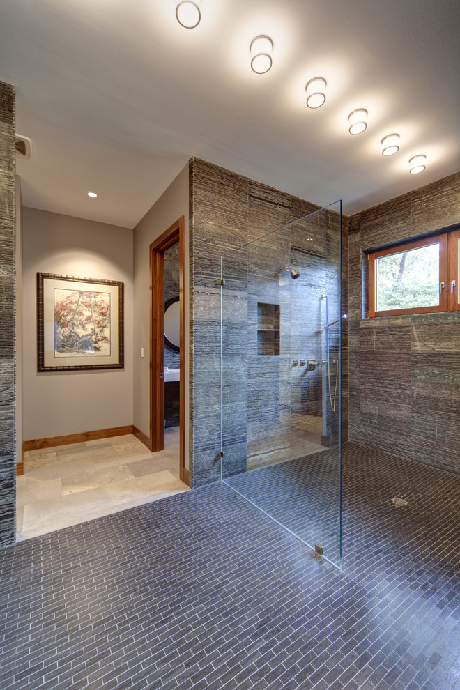 Modernes Badezimmer En Suite mit grauen Fliesen in Dallas