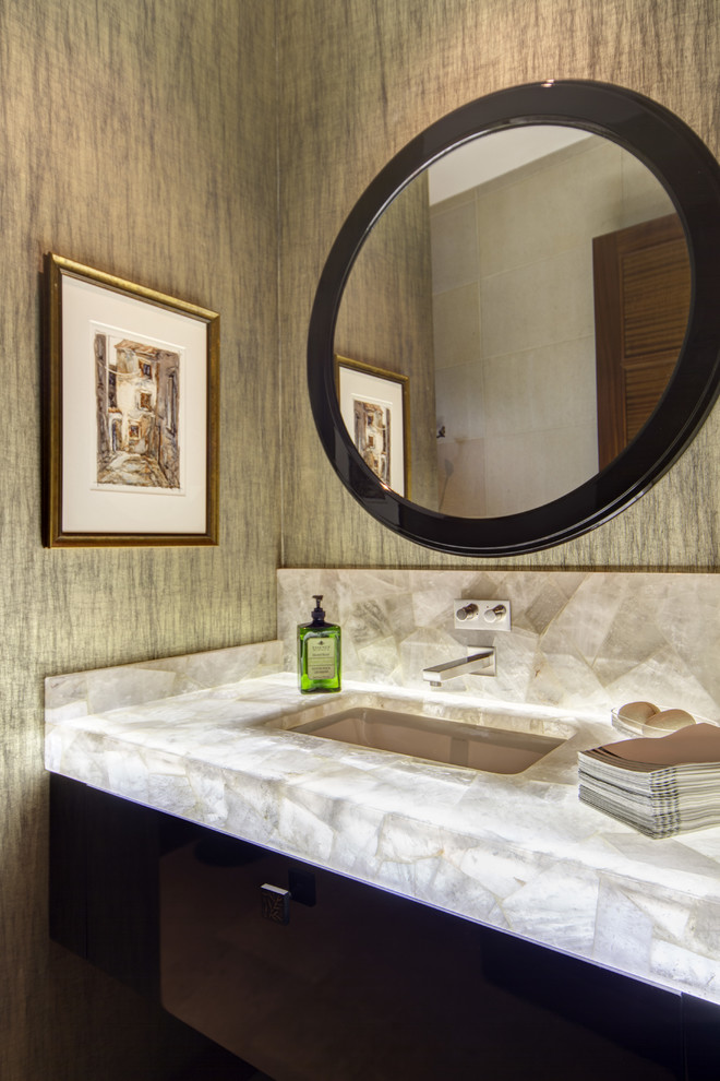 ダラスにあるコンテンポラリースタイルのおしゃれなマスターバスルーム (濃色木目調キャビネット、アンダーカウンター洗面器、フラットパネル扉のキャビネット) の写真