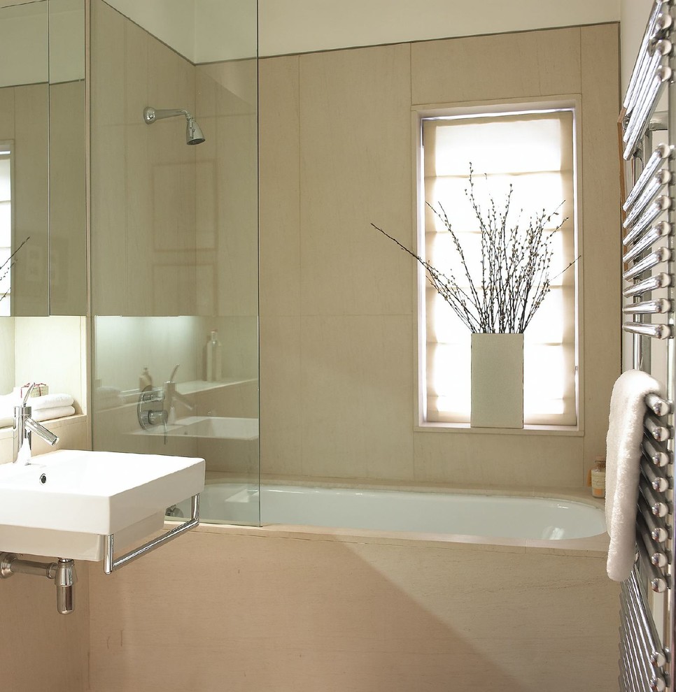 Inspiration pour une salle de bain design de taille moyenne pour enfant avec une baignoire posée, un combiné douche/baignoire et un lavabo suspendu.