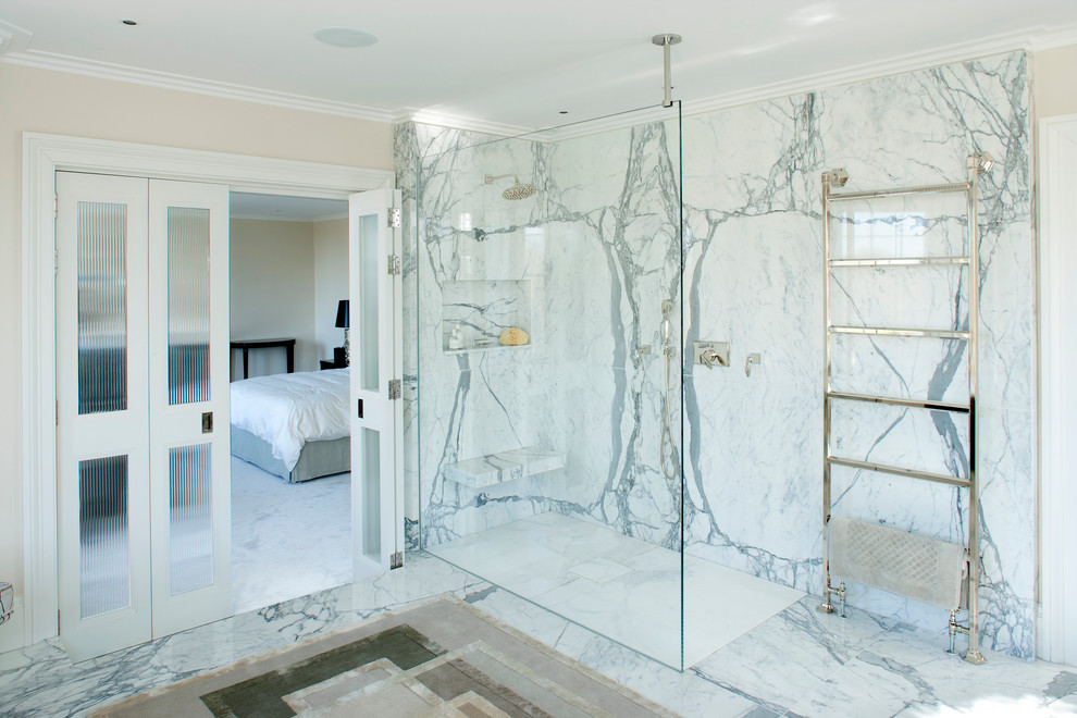 Idée de décoration pour une salle de bain design avec une douche à l'italienne et des dalles de pierre.