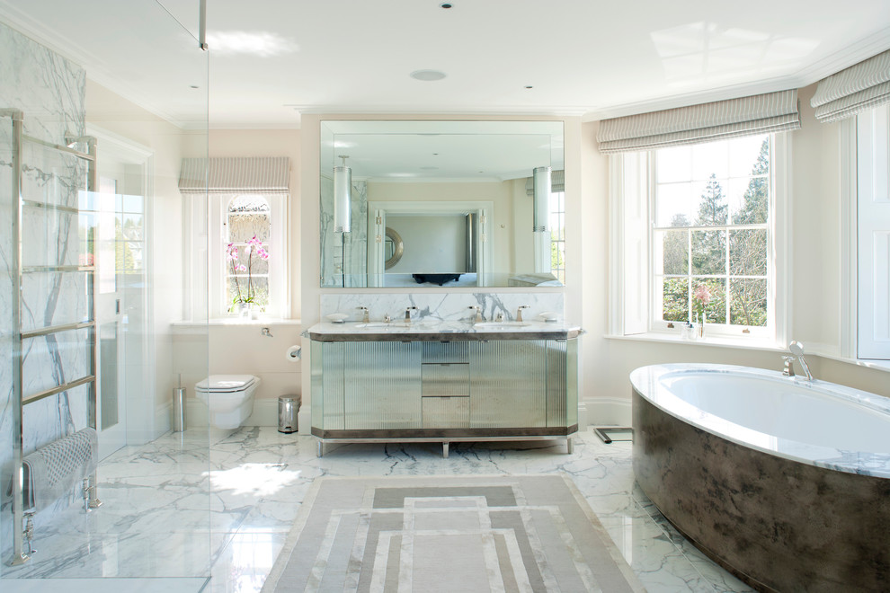 Foto på ett funkis badrum, med ett fristående badkar