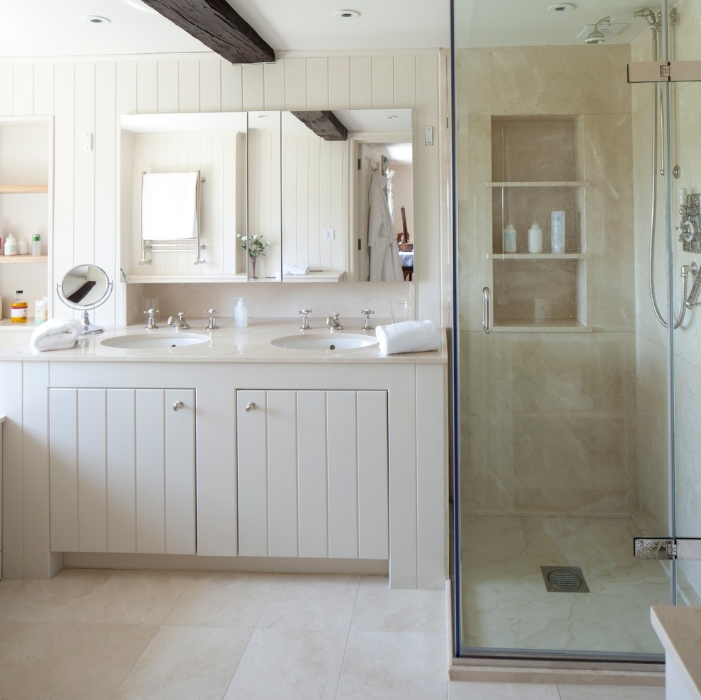 Imagen de cuarto de baño principal actual con lavabo bajoencimera, armarios tipo mueble, puertas de armario beige, ducha esquinera, baldosas y/o azulejos beige, imitación madera y paredes beige
