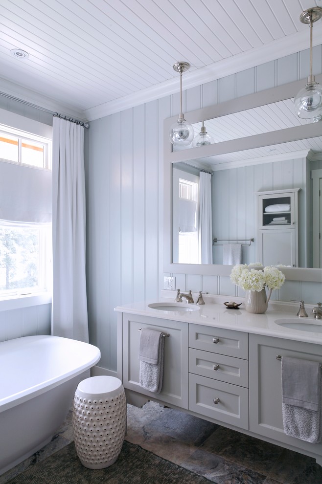 Foto på ett stort vintage en-suite badrum, med ett undermonterad handfat, skåp i shakerstil, grå skåp, ett fristående badkar, grå väggar, klinkergolv i porslin, bänkskiva i kvarts och flerfärgat golv