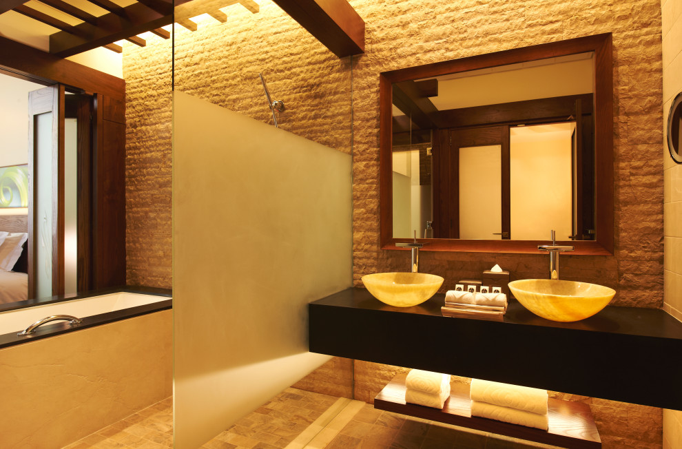 Idéer för att renovera ett stort tropiskt svart svart en-suite badrum, med ett undermonterat badkar, våtrum, beige kakel, porslinskakel, beige väggar, klinkergolv i porslin, ett fristående handfat, träbänkskiva, beiget golv och med dusch som är öppen