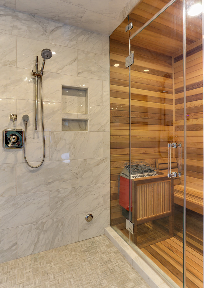 Modern inredning av ett mellanstort en-suite badrum, med luckor med infälld panel, beige skåp, ett fristående badkar, en dusch i en alkov, vit kakel, marmorkakel, beige väggar, klinkergolv i porslin, ett undermonterad handfat, marmorbänkskiva, beiget golv och dusch med gångjärnsdörr
