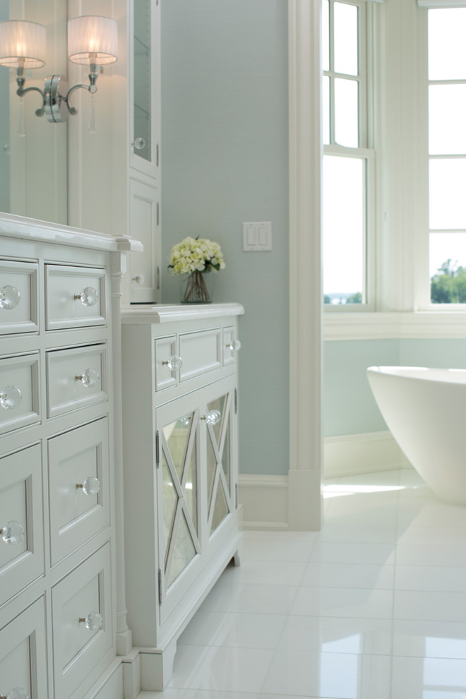 Idéer för mycket stora vintage en-suite badrum, med möbel-liknande, vita skåp, ett fristående badkar, vit kakel, blå väggar och granitbänkskiva