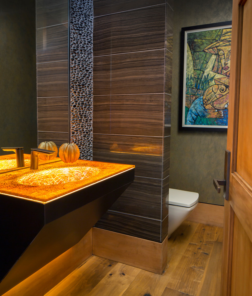 Cette photo montre une salle d'eau tendance en bois brun avec une baignoire indépendante, une douche ouverte, un carrelage beige et une vasque.