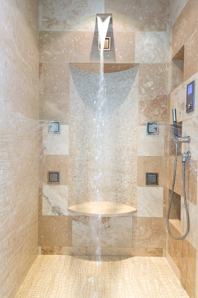 Modernes Badezimmer En Suite mit freistehender Badewanne, offener Dusche und beigen Fliesen in Baltimore