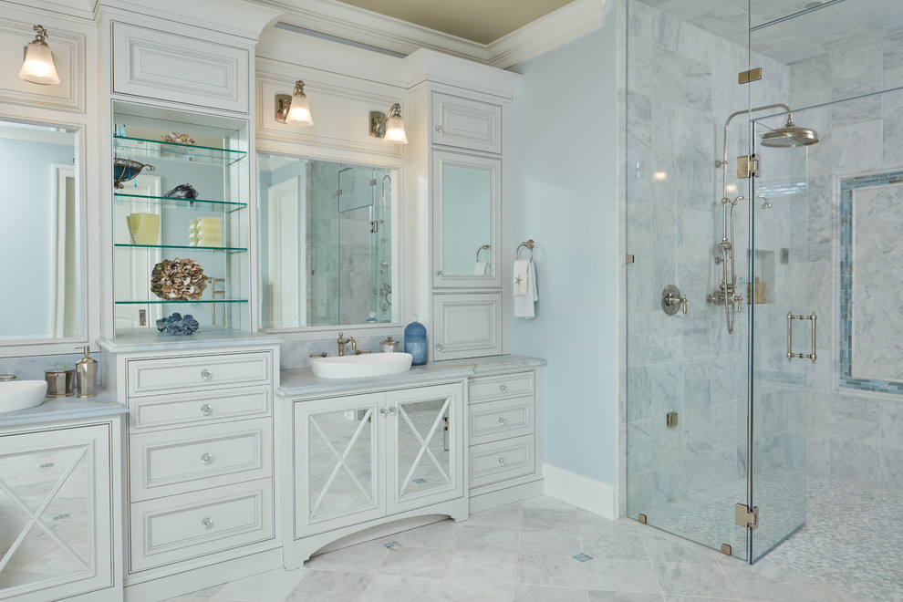 Esempio di un'ampia stanza da bagno padronale classica con ante di vetro, ante bianche, doccia aperta, piastrelle blu, pareti blu e porta doccia a battente