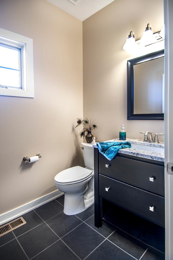 Bild på ett litet amerikanskt badrum med dusch, med ett undermonterad handfat, skåp i shakerstil, skåp i mellenmörkt trä, granitbänkskiva, en toalettstol med separat cisternkåpa, beige väggar och klinkergolv i keramik